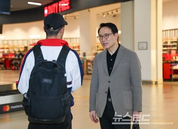 알티마 공항에서 우연히 만난 카자흐스탄 학생이 임태희 교육감과 대화를 나누고 있다./사진=경기도교육청