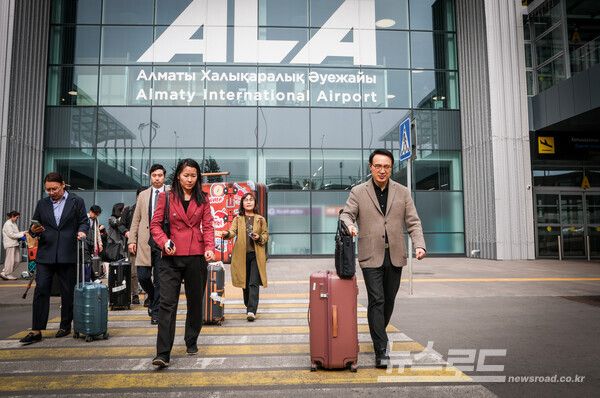 임태희 교육감이 카자흐스탄 알마티 공항에 도착한 모습/사진=경기도교육청