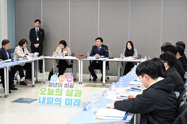 임병택 시장이 '시흥시 청년정책위원회' 간담회를 진행하고 있다./사진=시흥시