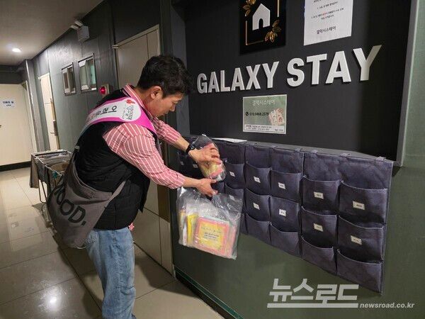 고독사 발굴을 위한 안내 책자를 일반 시민들이 알 수 있도록 관내 공동주택의 우편함에 책자를 넣고 있다./사진=군포시