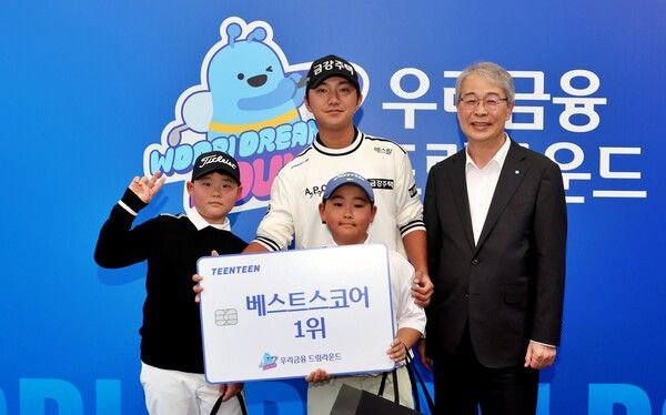 우리금융그룹은 지난&nbsp;22일 경기도 파주 서원밸리 컨트리클럽에서 우리금융 드림라운드를 개최했다.&nbsp;시상식에 참석한 임종룡 우리금융그룹 회장(맨 오른쪽)이&nbsp;1위 팀과 기념촬영을 하고 있다./사진제공=우리금융