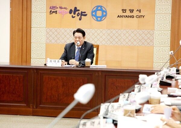 최대호 시장이 경부선 철도지하화 및 상부개발 중간보고회를 진행하고 있다./사진=최대호 시장 페이스북