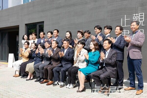 개관식 참석자들이 기념촬영을 하고 있다./사진=이재준 시장 페이스북