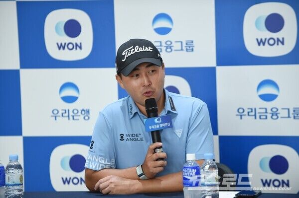 이태훈(사진)이 경기 파주 서원밸리CC에서 열린 한국프로골프(KPGA)투어 ‘2025 우리금융 챔피언십(총상금 15억원·우승 3억원)’ 파이널 라운드 연장전에서 버디 한방으로 우승컵을 들어올렸다. 이태훈이 기자회견을 하고 있다. 2025.04.27. 사진 이민희 기자&nbsp;