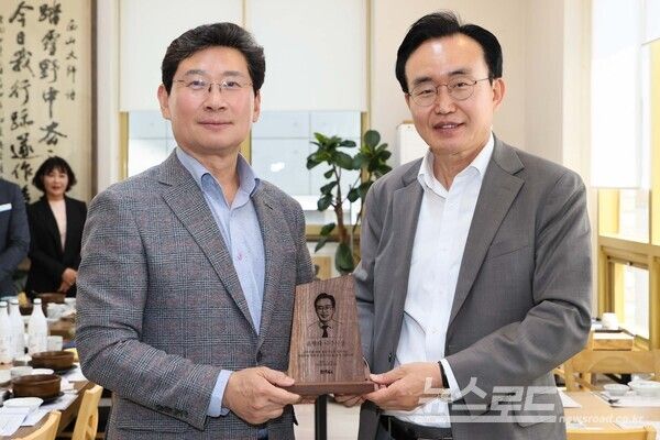 25일 이상일 용인시장(왼쪽)이 윤병태 나주시장에게 목재 기념패를 전달하고 있다./사진=용인시