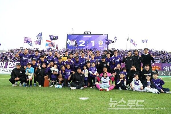 최대호 시장이 지난 26일 제주와 경기를 마치고 선수들과 기념촬영을 하고 있다./사진=최대호 시장 페이스북