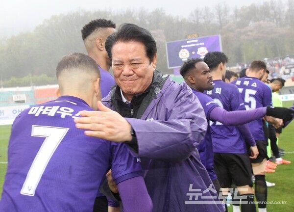 최대호 시장이 지난 19일 경기를 마치고 선수를 격려하고 있다./사진=최대호 시장 페이스북