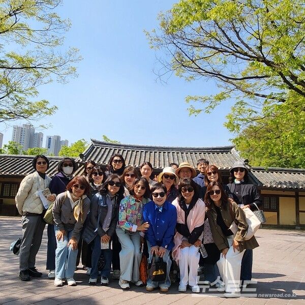 문화자원봉사자들이 민속촌에서 정담회를 갖고 기념촬영을 하고 있다./사진=경기문화재단