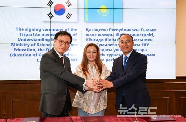 임태희 경기도교육감이 4월 26일(현지시간) 카자흐스탄 아스타나시에 있는 유라시아국립대에서 카자흐스탄 과학고등교육부, 유라시아국립대학교와 업무협약(MOU)을 체결한 뒤 기념촬영을 하고 있다./사진=경기도교육청