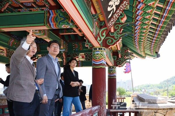 25일 이상일 시장이 영금문 위에서 나주 일대를 둘러보고 있다./사진=용인시