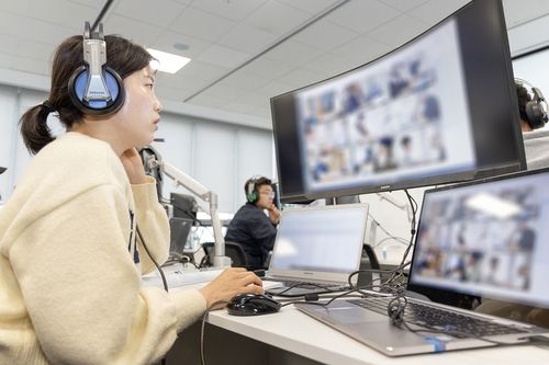 지난 19일 경기도 용인 삼성전자 인재개발원에서 삼성전자 감독관이 삼성직무적성검사 응시자를 대상으로 예비 소집을 진행하는 모습/연합뉴스