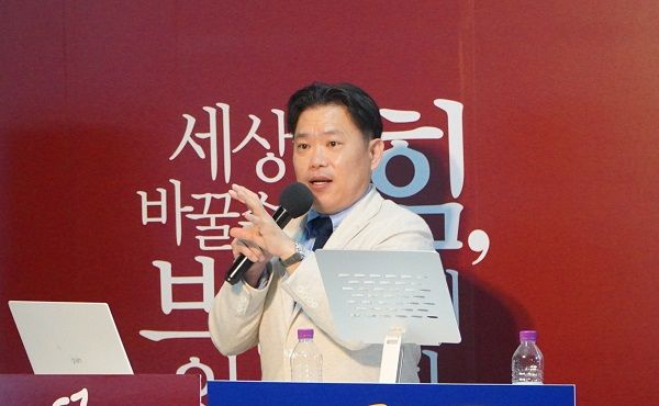 김태운 더멀매트릭스 대표가 지난 24일 ‘팀 화이트 28기 브랜드아카데미’에서 더멀매트릭스의 브랜드 스토리를 소개하고 있다.