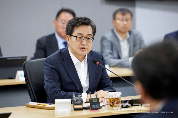 29일 오후 경기도청 서희홀에서 열린 도정점검회의에서 김동연 경기도지사가 인사말을 하고 있다./사진=경기도