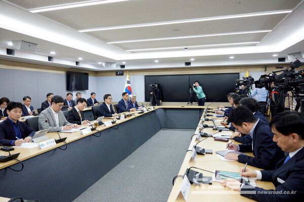 29일 오후 경기도청 서희홀에서 열린 도정점검회의에서 김동연 경기도지사가 인사말을 하고 있다./사진=경기도