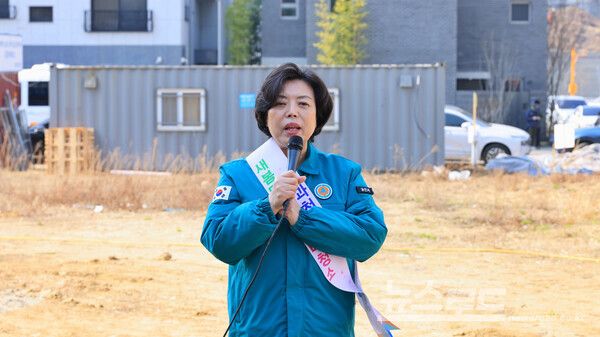 신계용 시장이 갈현동 지식정보타운에서 ‘새봄맞이 민관 합동 국토대청소’에 참석해 인사말을 하고 있다./사진=과천시