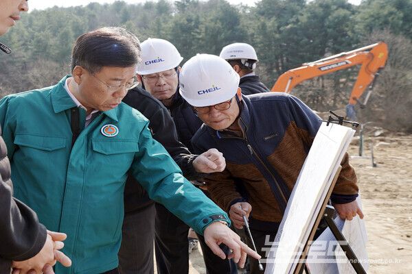 신상진 시장이 율동공원 생태문화공원에 공사 현장을 방문해 공사 진행상황을 점검하고 있다./사진=성남시
