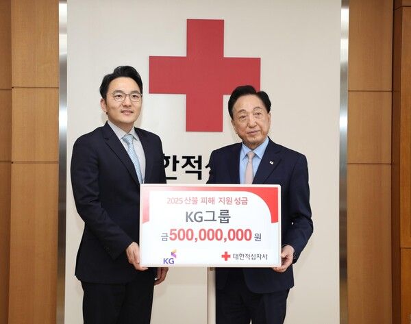 곽정현 KG그룹 사장(왼쪽)과 김철수 대한적십자사 회장(오른쪽)/사진제공=KG그룹