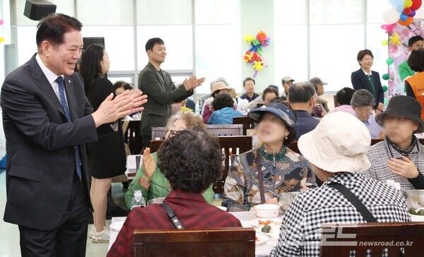 최대호 시장이 제53회 어버이날을 맞아 '경로잔치'에 참석해 어르신과 인사를 나누고 있다./사진=안양시