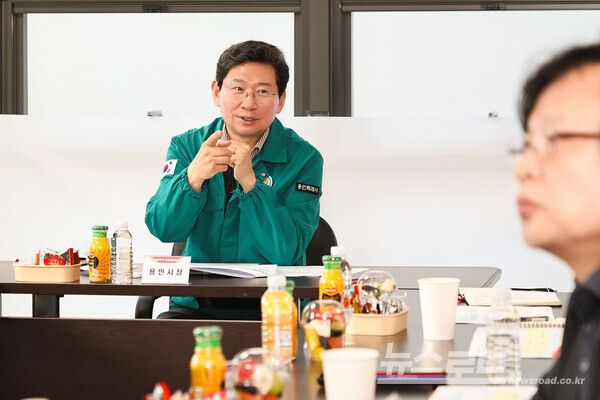 이상일 시장이 29일 오전 수지구청역 롯데캐슬 하이브엘 공동주택 단지 품질 점검에 참여해 관계자로부터 현장에 대한 설명을 듣고 있다./사진=용인시