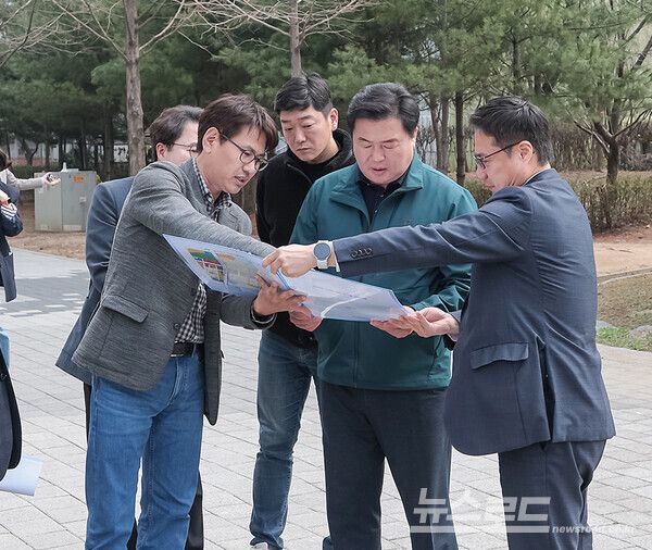 임병택 시장 신년인사회 주민의견 해결 현장을 방문해 점검하고 있다./사진=시흥시