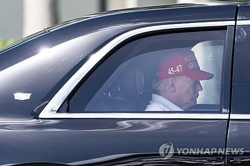 상호관세 발표 이틀 뒤인 지난 4일 플로리다에서 골프를 즐기고 나온 트럼프 미국 대통령/연합뉴스