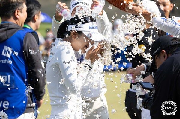 이예원이 우승 후 꽃잎 축하를 받고 있다./사진=KLPGA