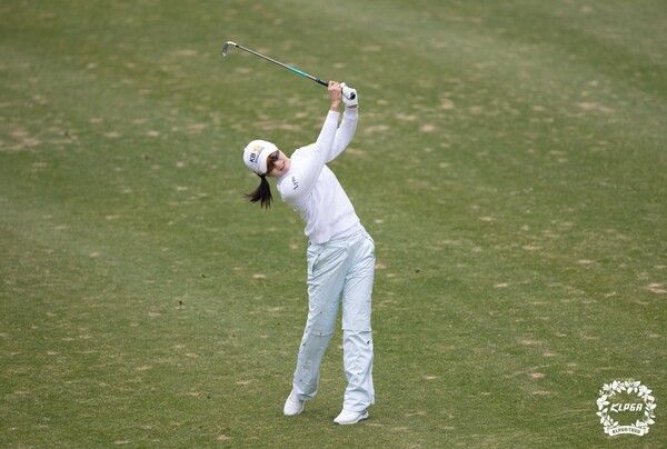 안송이가 두산건설 We've 챔피언십 3R 1번홀에서 아이언샷을 하고있다. /KLPGA