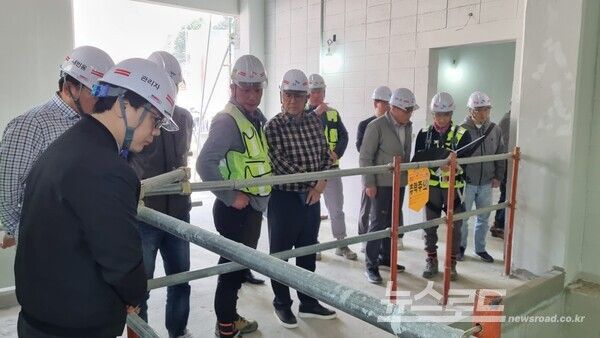 용인 반도체클러스터 일반산단&nbsp;용수공급시설 현장점검하고 있다./사진=용인시