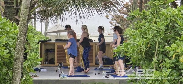 에어로빅 댄스를 즐기고 있는 관광객들 [사진=서진수기자]