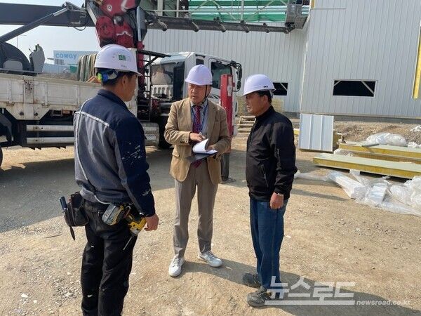 이천시가 2025년 여름철 자연재해 대비 대형건설 현장 안전 점검을 실시하고 있다./사진=이천시