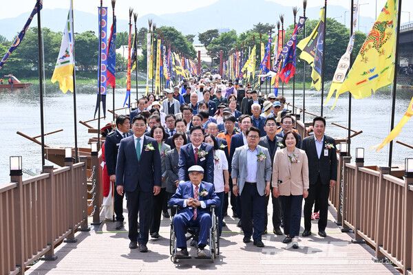 지난해 5월 세미원 배다리 개통식 모습./사진=양평군