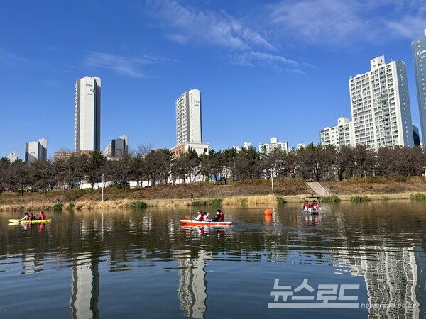 지난해 안산호수공원에서 시민들이 해양아카데미 페달보트 체험을 하는 모습./사진=안산시