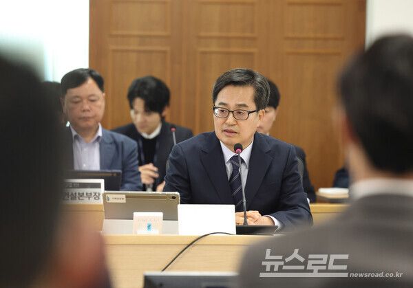 김동연 지사가 8일&nbsp;4월 도정열린회의를 진행하고 있다./사진=경기도