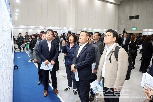 이재식 수원특례시의회 의장이 9일 수원컨벤션센터에서 일자리박람회를 관람하고 있다./사진=수원시의회