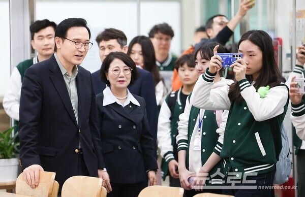 임태희 교육감이 경기공유학교를 참관하고 있다./사진=경기도교육청