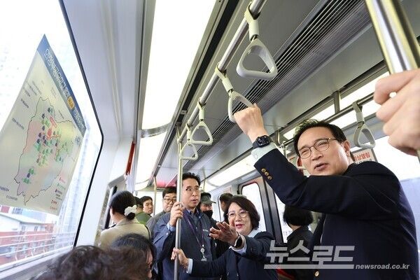 임태희 교육감이 '경전철 타고 공유학교'를 참관하고 있다./사진=경기도교육청