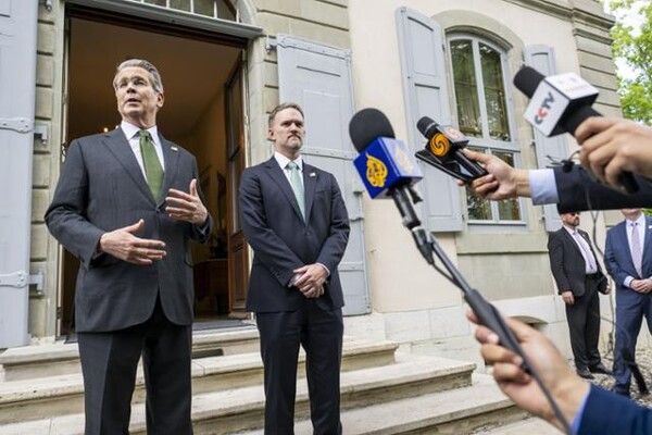 11일(현지시간) 스위스 제네바에서 스콧 베선트 미국 재무장관과 제이미슨 그리어 무역대표부(USTR) 대표가 기자회견을 하는 모습 [사진=EPA/연합뉴스]
