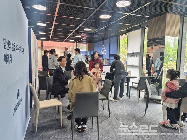 '분당 아테라' 입주예정자들이 카페에서 대기하는 모습/사진=성남도시개발공사&nbsp;