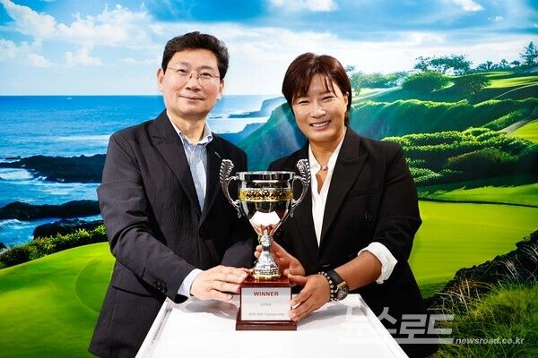 이상일 시장이 13일 'SERI PAK with 용인' 기념관에 전시된 박세리 전 감독 LPGA 우승트로피 앞에서 기념촬영하고 있다./사진=용인시