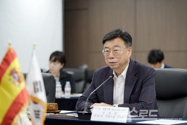 신상진 성남시장은 13일 시청 제1회의실에서 ‘스마트시티 엑스포 월드 콩그레스(Smart City Expo World Congress, SCEWC)’ 대표단을 접견하며 인사말을 하고 있다./사진=성남시