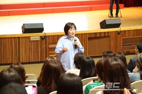 이금희 아나운서가 단상에 내려와 강연을 하고 있다./사진=최대호 시장 페이스북