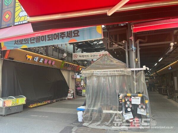 화서시장 나동 상가 앞 불법 부스(소화전 뒤)가 설치 된 모습. 상가 입구부터 좁고 뒷쪽(사진 오른쪽) 나동 상인들의 상점이 어둡게 보이고 있다./사진=시민제보