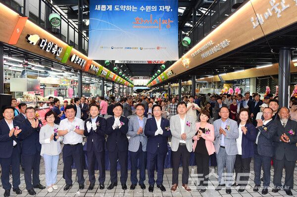 2019년 9월 4일 준공식을 기념하기 위해 당시 수원시장과 국회의원, 시.도의원 및 상인들이 참석해 기념촬영을 하고 있다./사진=수원시