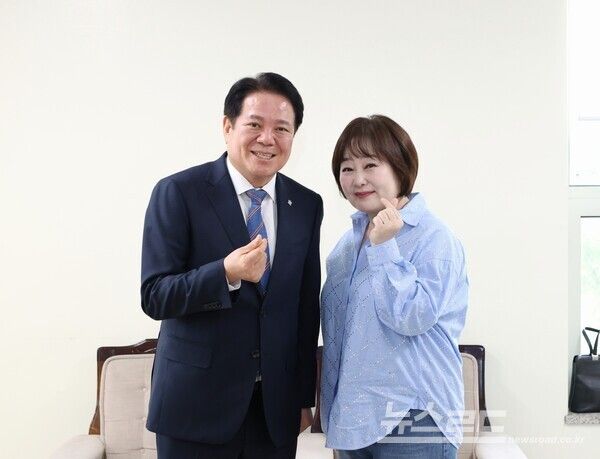 최대호 시장(좌)이 이금희 아나운서(우)와 기념촬영을 하고 있다./사진=최대호 시장 페이스북