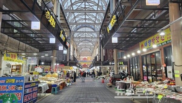 비가 내리는 지난 10일 아케이드 설치로 인해 비를 맞지 않고 여유롭게 장을 볼 수 있다. 나동 상가 앞처럼 노점 부스가 없는 정상적인 구조로 공간이 넓고 화재시에도 소방차 출입에 문제가 없다./사진=뉴스로드 김영식 기자