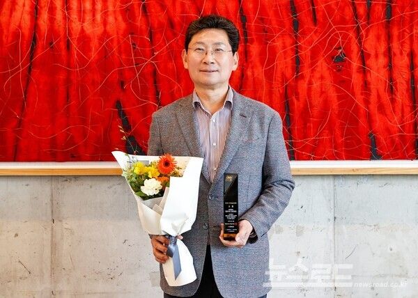 이상일 시장이 14일 '2025 국가대표브랜드 대상'을 수상하고 기념촬영을 하고 있다./사진=용인시