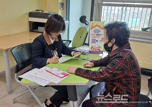 지난 3월 안양동의 한 복지관에서 진행된 찾아가는 치매 조기 검진 모습./사진=안양시