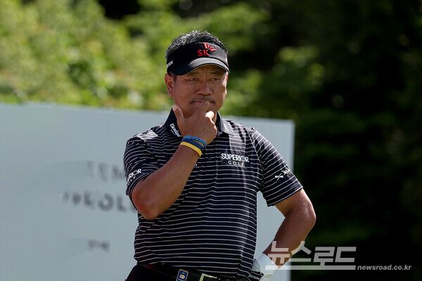 최경주가 2번홀 티그라운드 공략지점을 바라보며 고민하고 있다./사진=KPGA