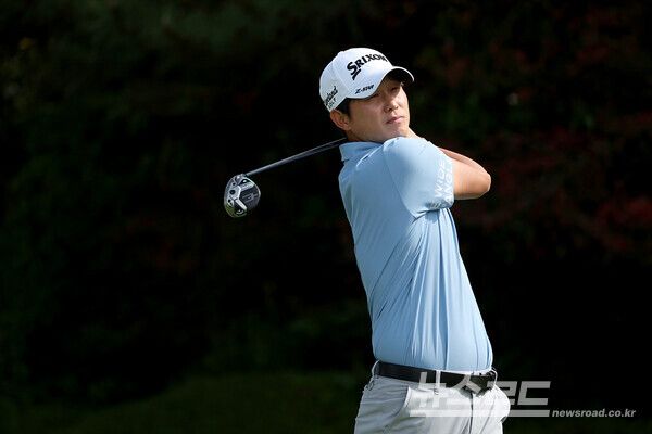 양지호가 1번 홀 티샷 후 자신의 볼을 지켜보고 있다./사진=KPGA