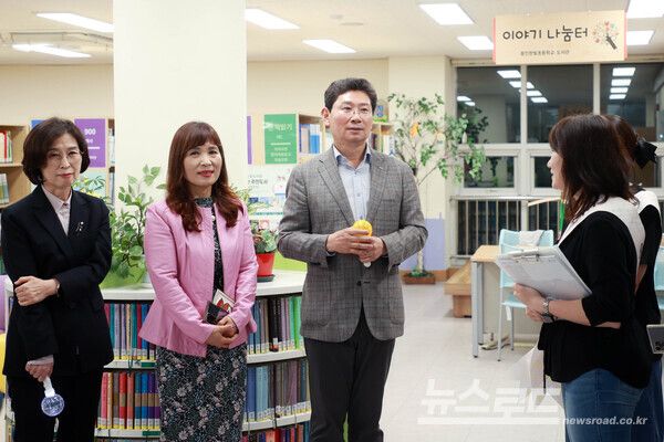 이상일 용인특례시장이 16일 용인한빛초등학교 별빛도서관 축제에 참석해 학교 현장의 목소리를 경청하고 있다./사진=용인시